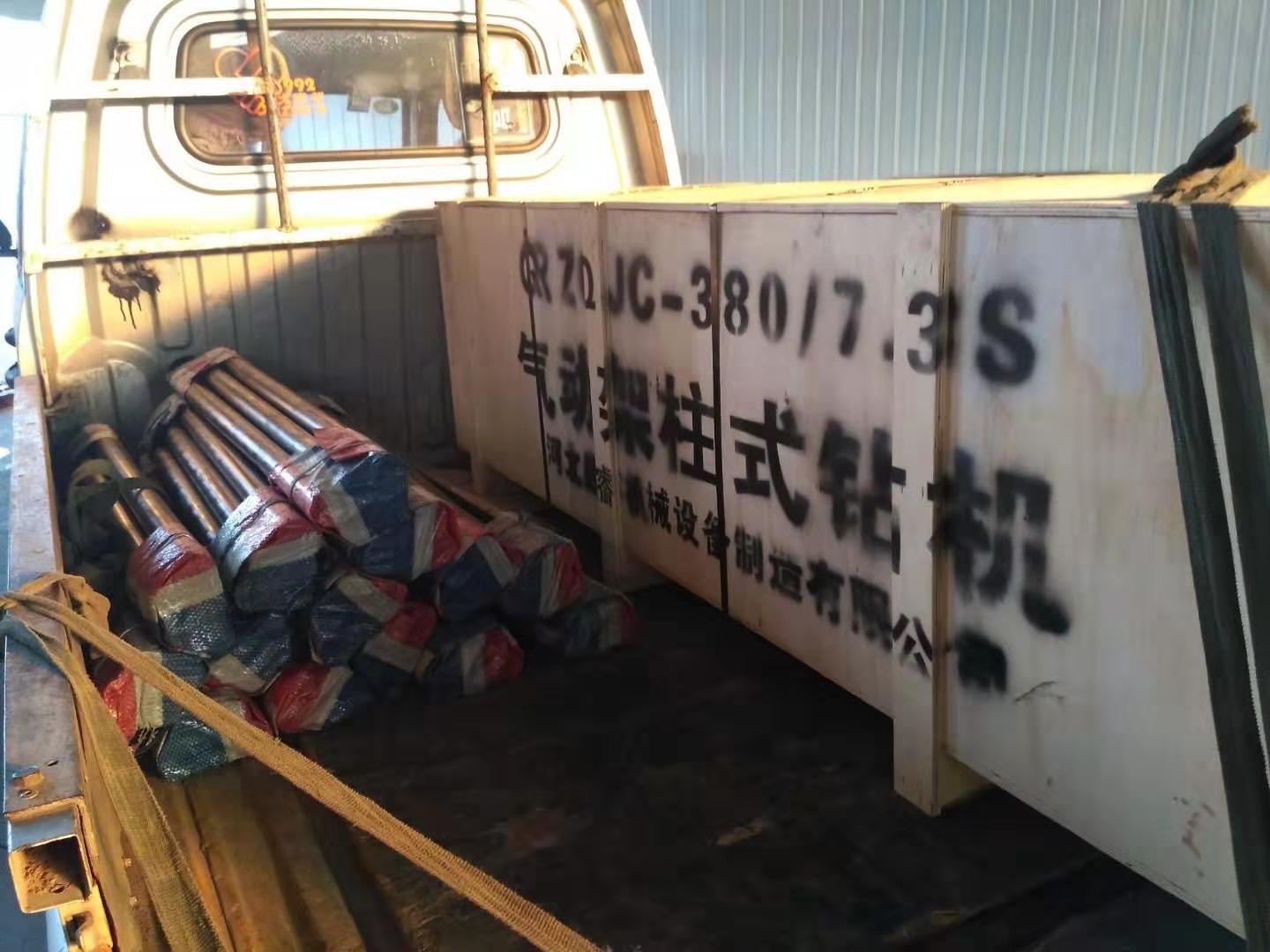 小型氣動(dòng)架柱式鉆機(jī)又訂貨，好用耐用。