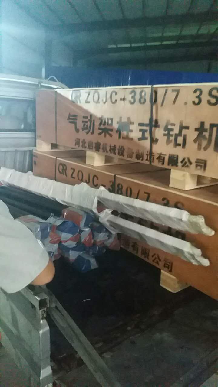 氣動(dòng)探水鉆機(jī)經(jīng)風(fēng)冒雨，及時(shí)送往山西襄垣