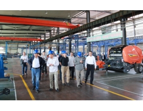 標(biāo)題：全國(guó)人大常委會(huì)副委員長(zhǎng)武維華一行到內(nèi)蒙古華德牧草機(jī)械有限責(zé)任公司調(diào)研
瀏覽次數(shù)：7030
發(fā)表時(shí)間：2019-08-23