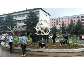 標(biāo)題：蒙發(fā)物業(yè)公司開展“種花種樹 美化院區(qū)”系列活動
瀏覽次數(shù)：3416
發(fā)表時(shí)間：2020-05-28